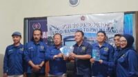 Ketua PWI Malang Raya menyerahkan cindera mata PWI Malang Jadi Rujukan PWI Bojonegoro, Berbagi Pengalaman dan Kemandirian