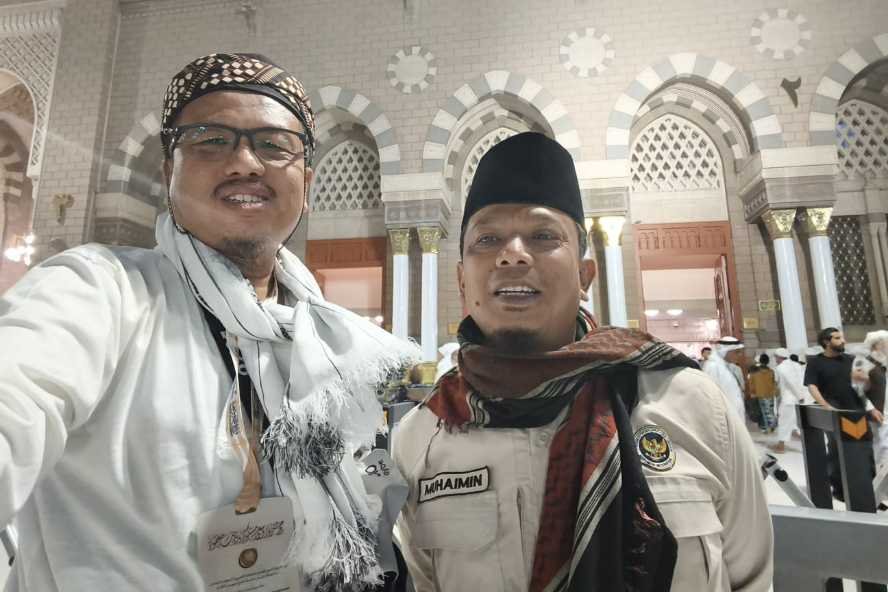 Dua Pengurus PWI Malang Raya Dipertemukan di Pelataran Masjid Nabawi