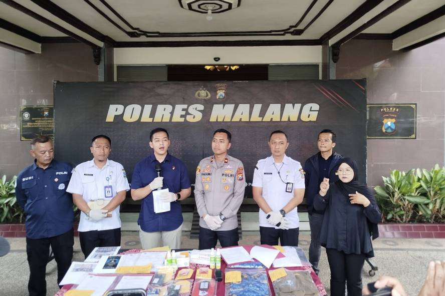 Dua Pelaku Diduga Lakukan Penipuan Berkedok Program UMKM Pemprov Jatim di Tangkap Polisi