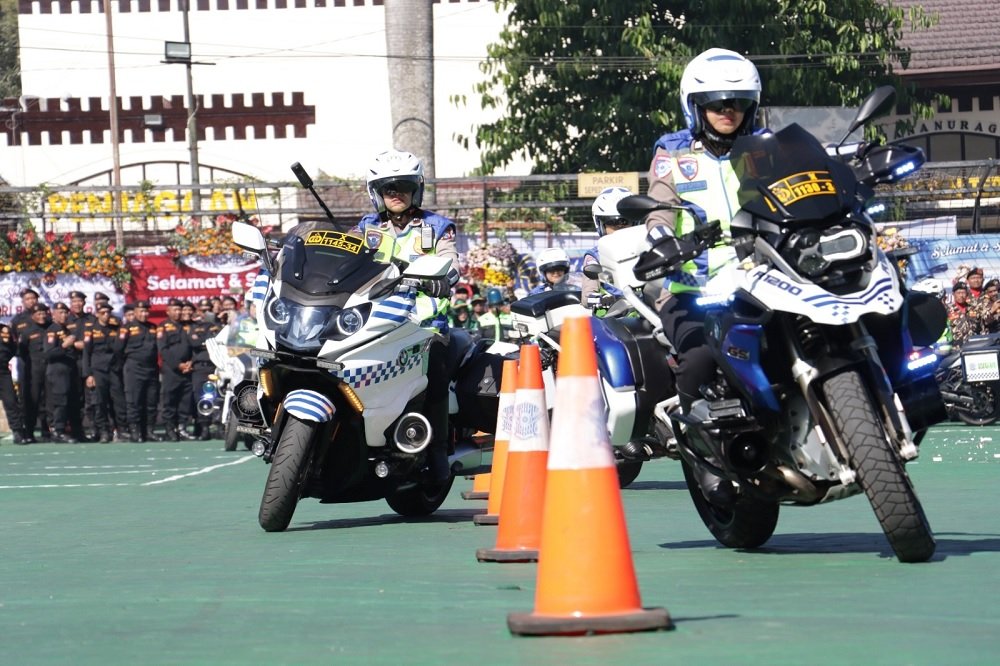 Hari Bhayangkara Ke-80, Puluhan Polwan Satlantas Polres Malang Atraksi Srikandi