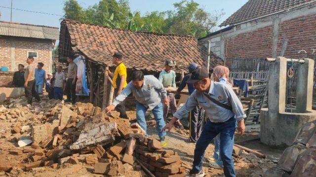 PWI dan Polres Nganjuk Bedah Rumah Mbah Sojo Tak Layak Huni