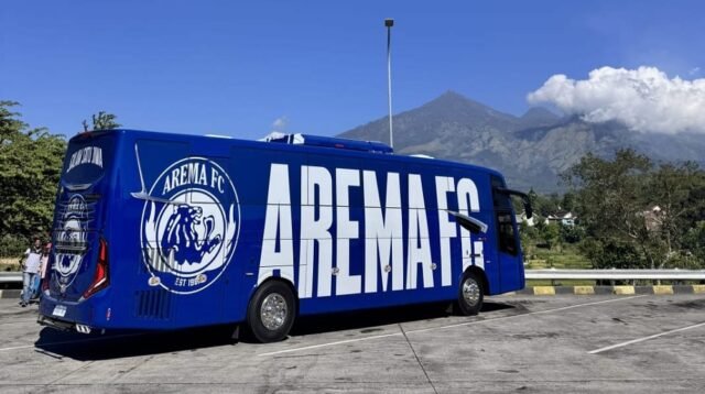 Kado Istimewa di HUT Arema ke-39, Iwan Budianto Berikan Dua Unit Bus Baru pada Arema FC