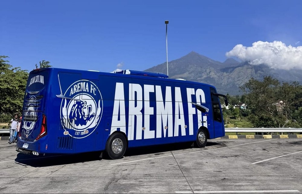 Kado Istimewa di HUT Arema ke-39, Iwan Budianto Berikan Dua Unit Bus Baru pada Arema FC