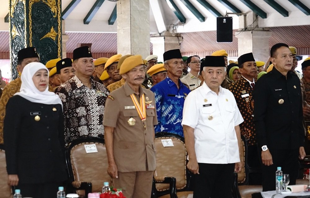 Jelang HUT RI ke-81, Khofifah Indar Parawansa Terima Bintang Veteran dari LVRI Jatim