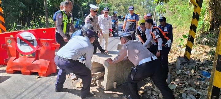 Jalan Alternatif Klemuk Ditutup, Sopir Truk Susu Buka Paksa, Tim Gabungan Kembali Tutup Portal Klemuk