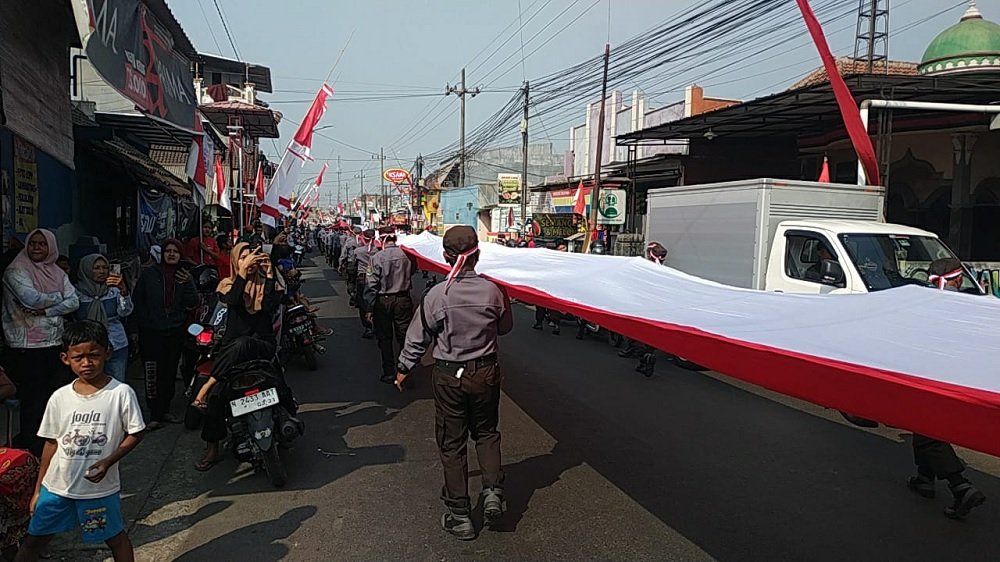 Meriahkan Hari Kemerdekaan, Warga Bumiayu Bentangkan Bendera 81 Meter Disertai Kirab Budaya