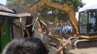 Pemkot Malang Bongkar Paksa Belasan Warung Karaoke Liar di Selatan Gor Ken Arok, Lahan Dialihkan Jadi RTH