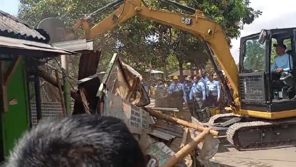 Pemkot Malang Bongkar Paksa Belasan Warung Karaoke Liar di Selatan Gor Ken Arok, Lahan Dialihkan Jadi RTH