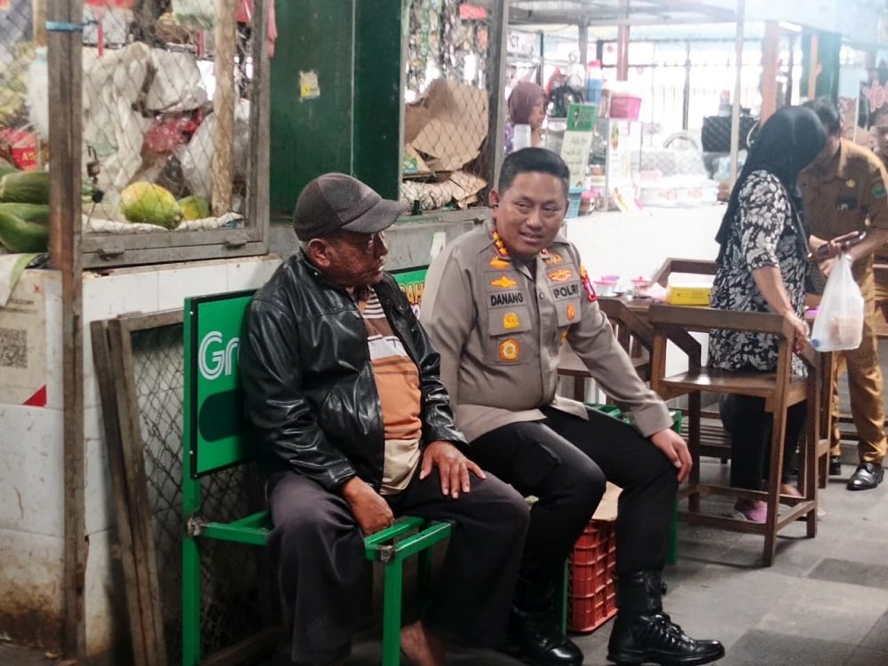 Humanis di Tengah Pasar, Kapolresta Malang Kota Sapa Pedagang Saat Sidak TPID di Pasar Klojen