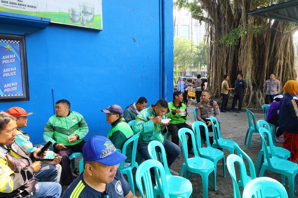 HUT ke-71 Lalu Lintas, Satlantas Polresta Malang Kota Gelar Makan Bersama dan Cek Kesehatan Gratis bagi Pengemudi Ojol