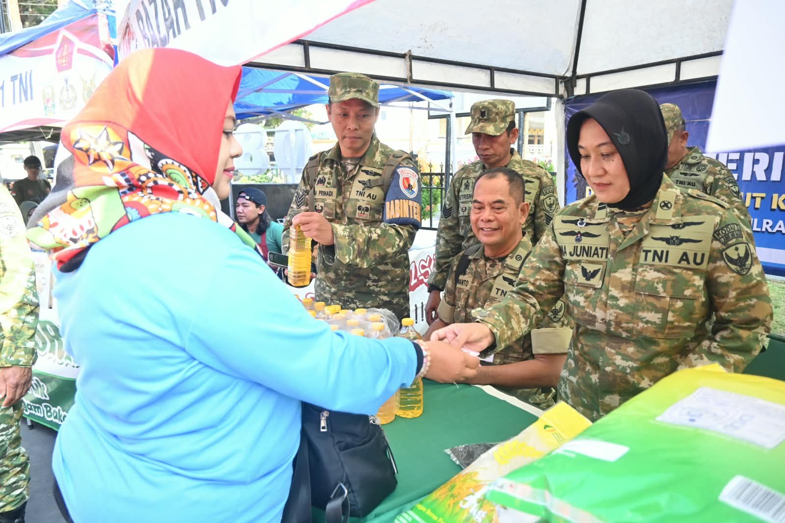 HUT TNI ke 81, Lanud Abd Saleh Turut Bazar Murah Serentak di Makodim 0833