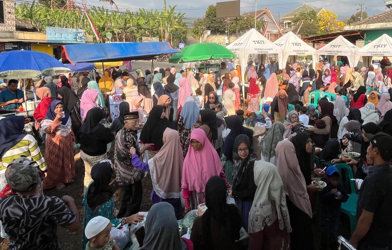 Muhammadiyah dan Ansor Bergandengan Tangan, Warga Poncokusumo Kebagian Sembako hingga Makan Gratis