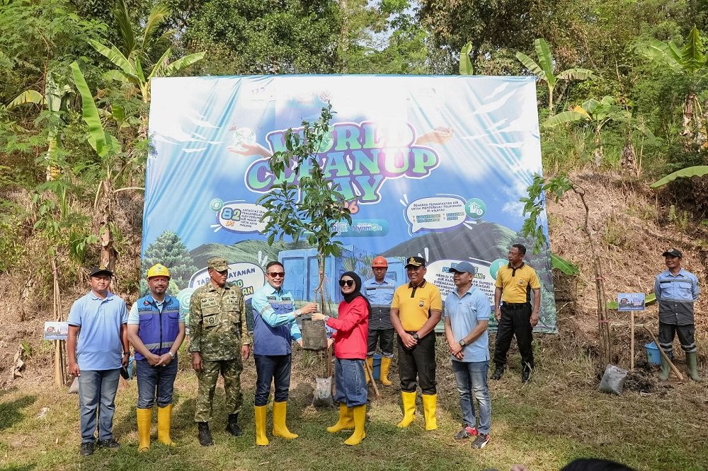 DPD PDI-P Jatim Gelar 'Pertalian Cinta' di Malang, Salurkan 1.000 Sembako dan Letakkan Batu Pertama TPQ