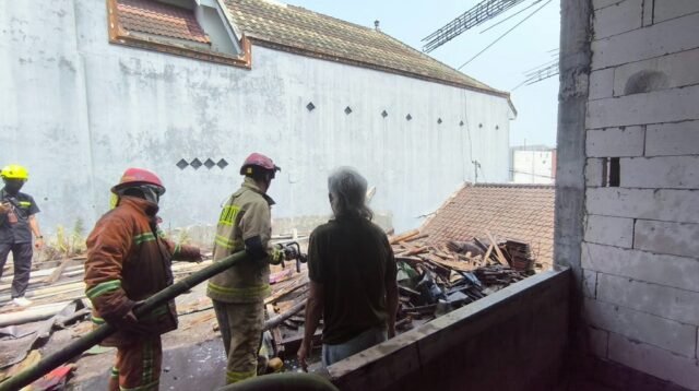 Rumah Warga di Dinoyo Kota Malang Ludes Terbakar, Damkar Padamkan Api dalam 17 Menit